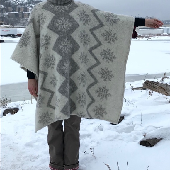 Hilda Ltd big wool Icelandic snowflake poncho - Picture 9 of 11